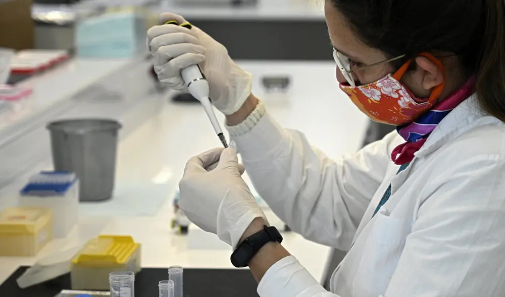 Los ensayos clínicos de la fase 3 de vacuna candidata del laboratorio AstraZeneca ya se llevan a cabo en otros países. (Foto: Juan Mabromata / AFP)