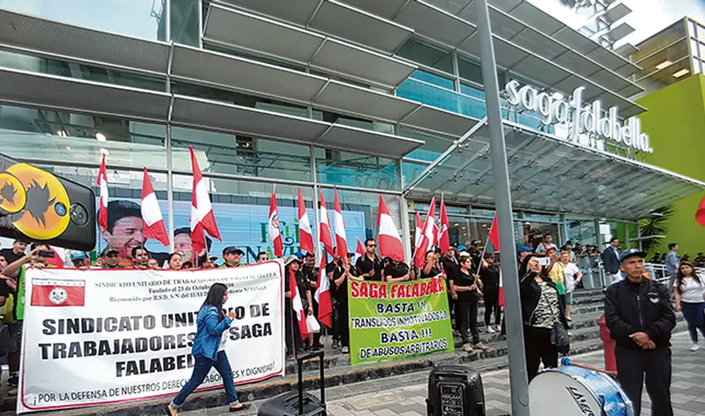 Viernes, 2:30 p.m. Plantón de trabajadores en local de San Isidro. Viernes, 2:30 p.m. Plantón de trabajadores en local de San Isidro.