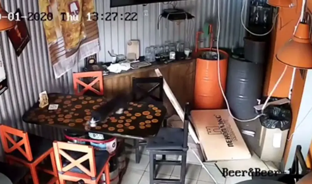 El felino huyó despavorido luego de caer desde lo más alto del lugar junto a varios carteles. Foto: Instagram El felino huyó despavorido luego de caer desde lo más alto del lugar junto a varios carteles. Foto: Instagram