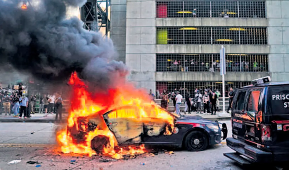 Caos. Pese a la presencia de miles de policías desplegados por las calles, no se pudo controlar los actos vandálicos ocurridos. Foto: AFP Caos. Pese a la presencia de miles de policías desplegados por las calles, no se pudo controlar los actos vandálicos ocurridos. Foto: AFP