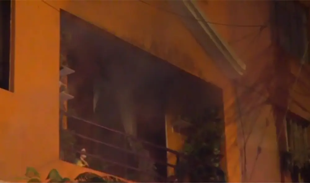 Una noche que pudo haber tenido un final trágico pero que gracias a la Policía y los bomberos no se reportaron pérdidas mortales. (Foto: Captura América)