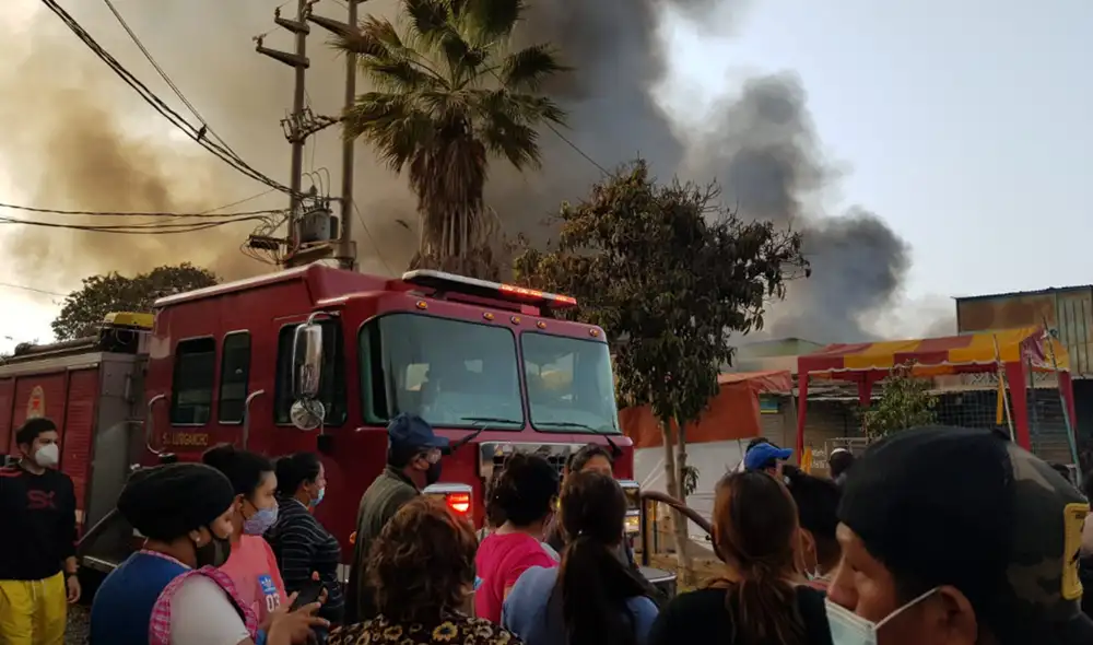 Se desconocen causas de incendio en el mercado conocido como 'La Cachina Fashion' . Foto: Jessica Merino / URPI - GLR. Se desconocen causas de incendio en el mercado conocido como 'La Cachina Fashion' . Foto: Jessica Merino / URPI - GLR.