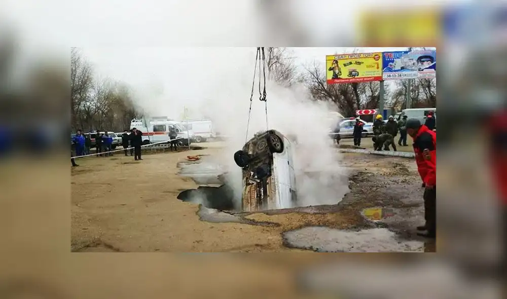 Mueren quemados luego que su vehículo cae a pozo con agua hirviendo: los encontraron abrasados [VIDEO] 