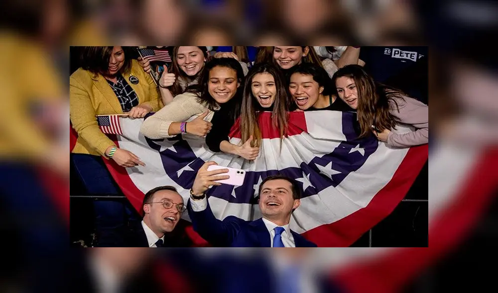 El aspirante a la Presidencia de Estados Unidos (c) el martes en Iowa junto a su esposo Chasten Buttigieg (i). Foto: EFE