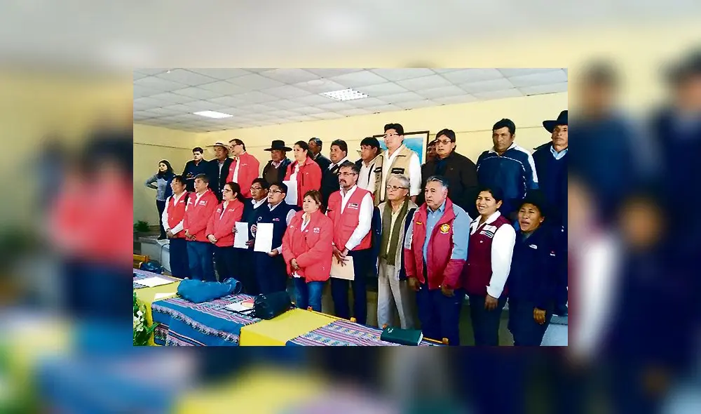 acuerdos. El gobernador regional Tonconi, alcalde Nina y la ministra muestran el acta de acuerdo.