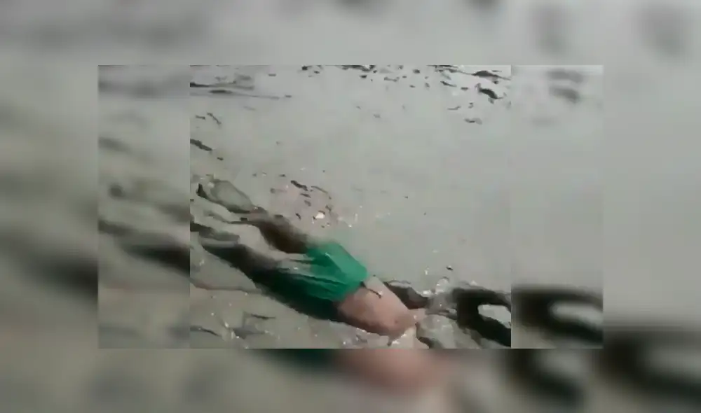 Facebook viral: chico mete su cuerpo en misterioso lodo, queda atrapado y casi muere [VIDEO] 