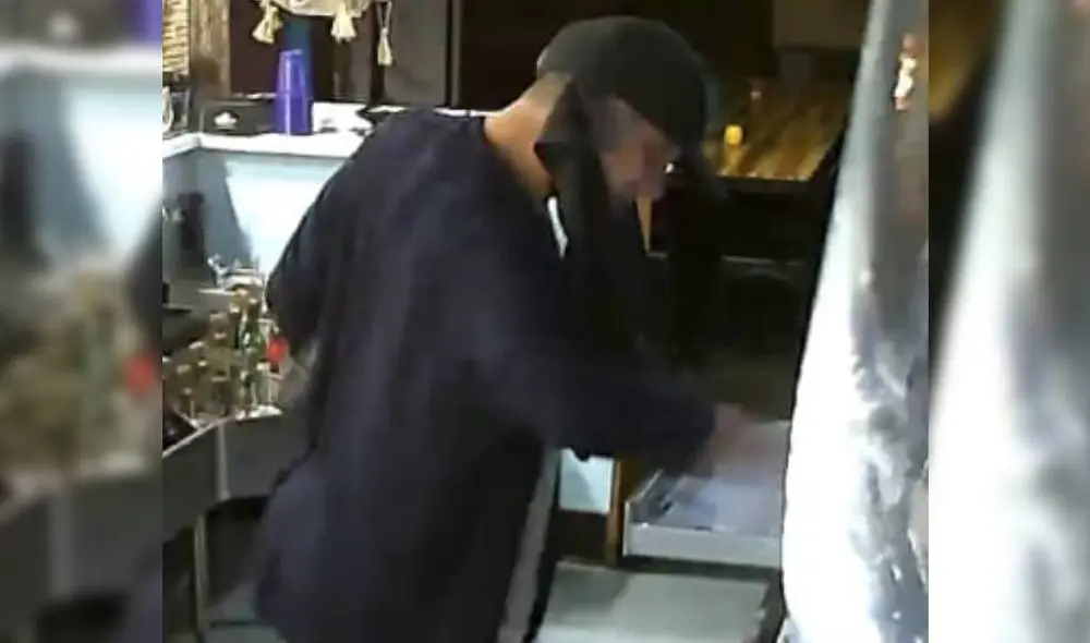 La cámaras de seguridad captaron el preciso momento en que el ladrón olvida el dinero. Foto: Facebook/YouTube/Phat Sammy's