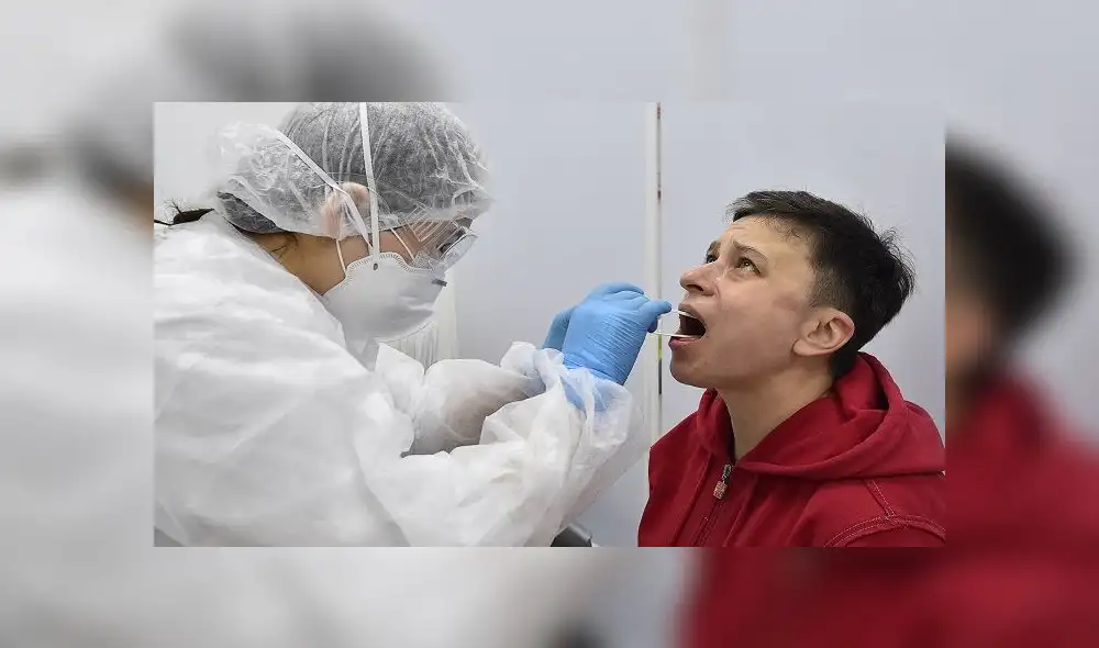 A medical staff of Gemotest wearing a protective gear, glasses and face mask takes a saliva sample from a man at a drive-in COVID-19 testing facility in Moscow on May 2, 2020, amid the new coronavirus COVID-19 pandemic. - Russia on Saturday reported its largest increase in coronavirus cases with the new infections rising by nearly 10,000 in a single day. (Photo by Vasily MAXIMOV / AFP) A medical staff of Gemotest wearing a protective gear, glasses and face mask takes a saliva sample from a man at a drive-in COVID-19 testing facility in Moscow on May 2, 2020, amid the new coronavirus COVID-19 pandemic. - Russia on Saturday reported its largest increase in coronavirus cases with the new infections rising by nearly 10,000 in a single day. (Photo by Vasily MAXIMOV / AFP)