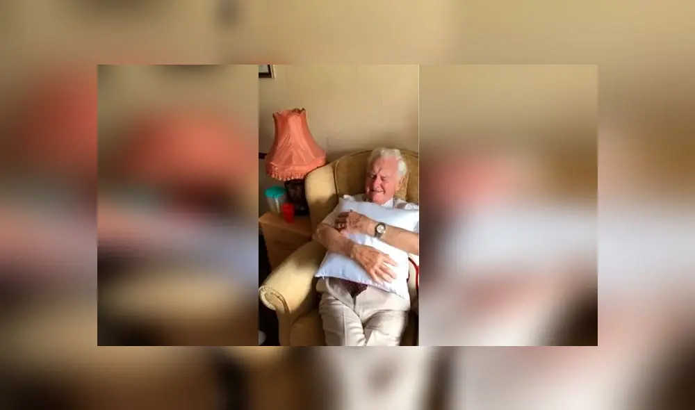 Desliza las imágenes para ver la dramática reacción de este anciano al ver este peculiar regalo que le hicieron. Foto: RM Videos Desliza las imágenes para ver la dramática reacción de este anciano al ver este peculiar regalo que le hicieron. Foto: RM Videos