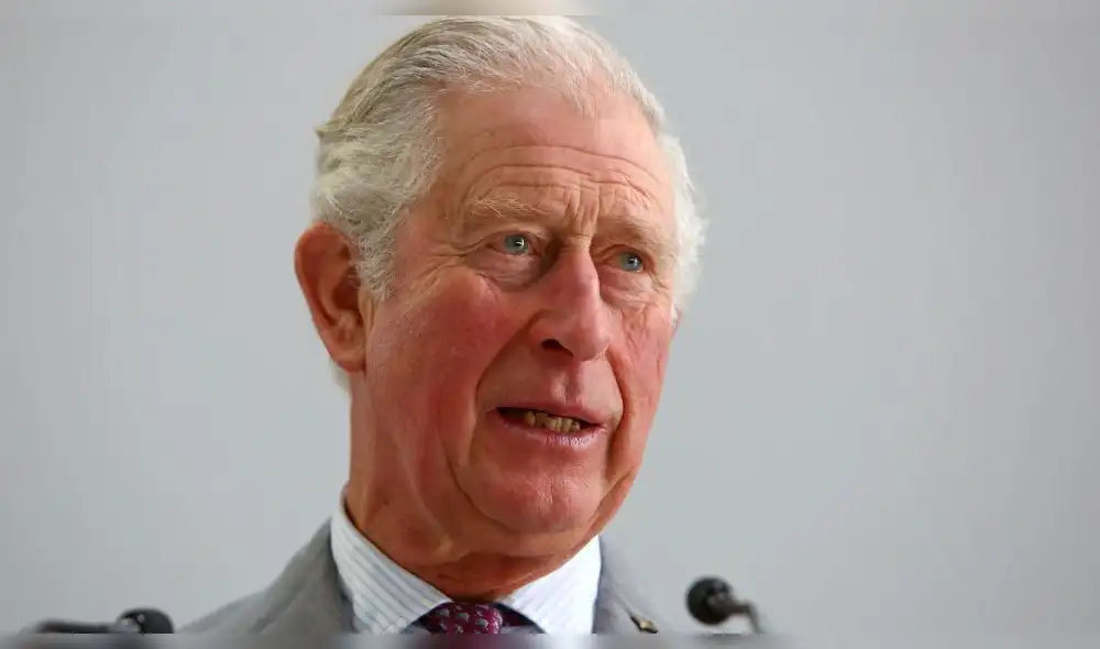 A los segundos, el príncipe Carlos recordó las medidas de prevención del coronavirus y realizó una venia. (Foto: AFP)