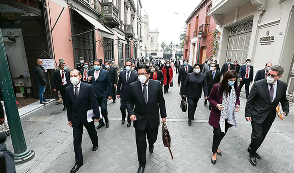 A pie. El gabinete Zeballos optó por caminar de la sede del Ejecutivo al Palacio Legislativo. Foto: PCM