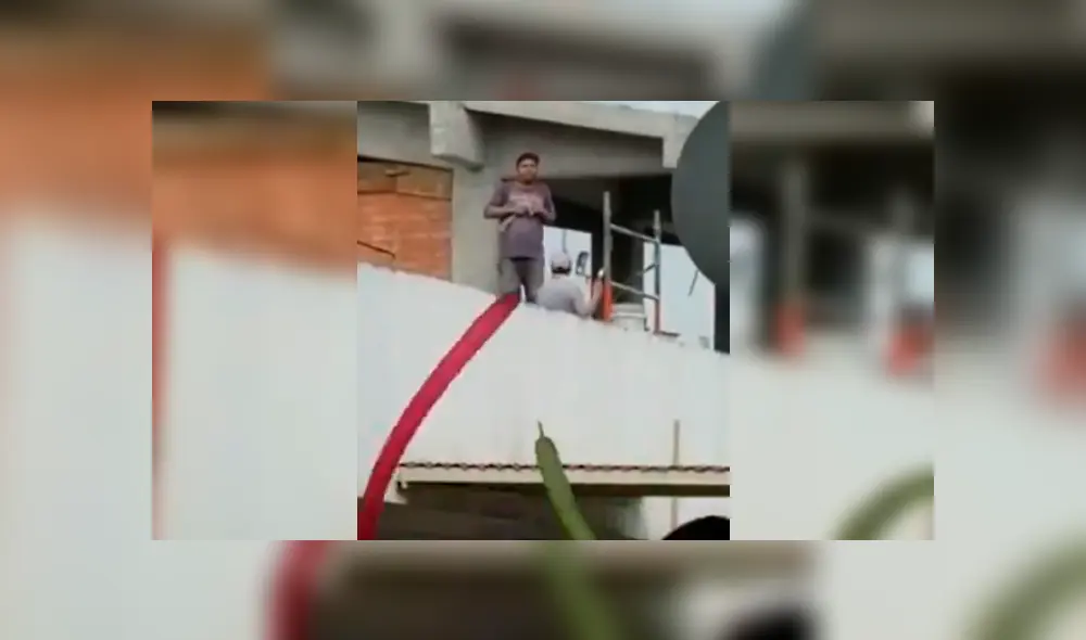 Obrero interrumpió sus labores en el techo de una casa y se dejó llevar por la potente música de evento Obrero interrumpió sus labores en el techo de una casa y se dejó llevar por la potente música de evento