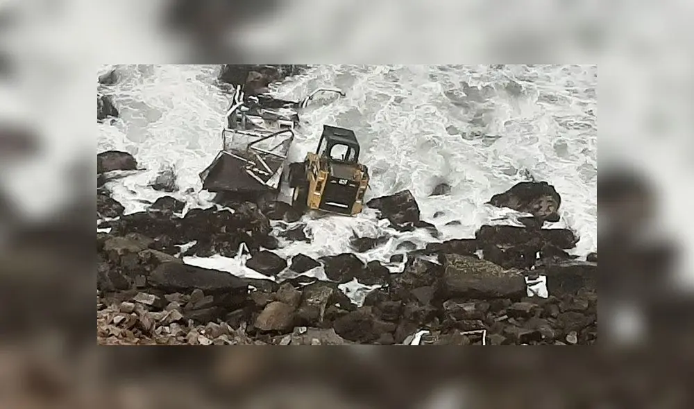 La inestabilidad del terreno hizo que ambas unidades se deslicen al barranco, cayendo al mar. La inestabilidad del terreno hizo que ambas unidades se deslicen al barranco, cayendo al mar.