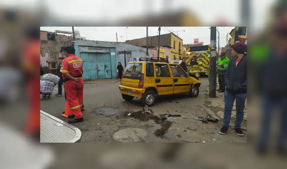 Compañía de bomberos acudieron al lugar para atender a la víctimas, quienes luego fueron llevadas a una clínica. (Foto: Christian Moreno / La República)