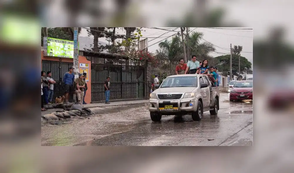 Vecinos tuvieron que colocar sacos para evitar que sus viviendas sean afectadas.. (Créditos: Kensso Merino)
