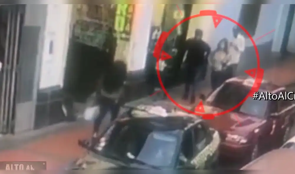 Mujer en taxi entregaba armas a marcas antes cometer sus robos [VIDEO]