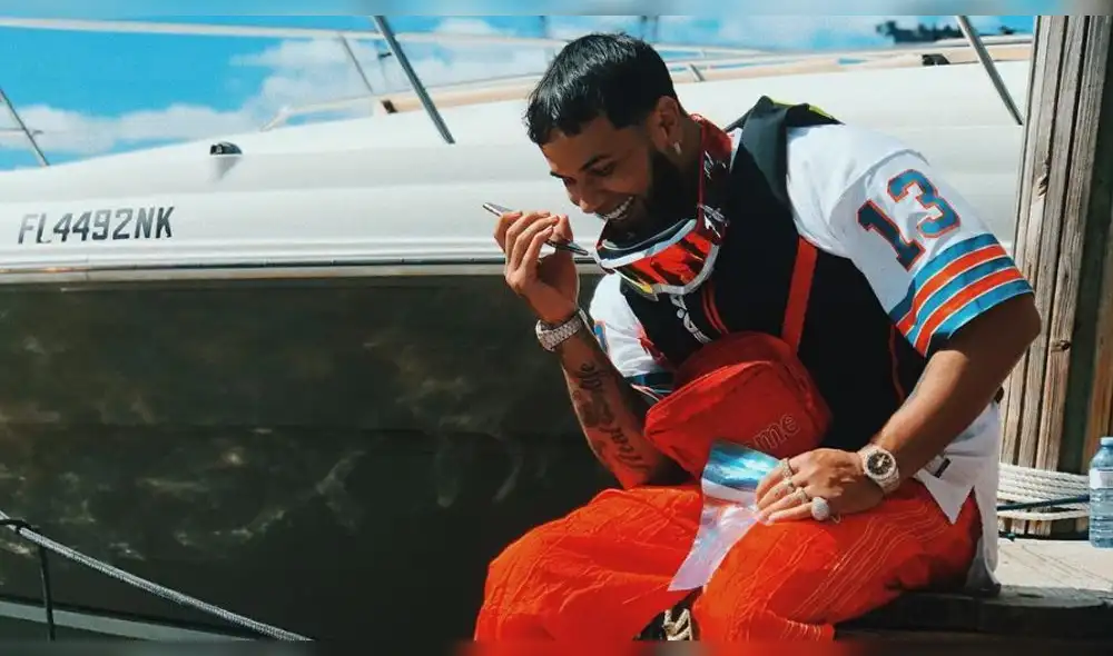 Anuel AA ostenta 4 relojes y es criticado por usuarios de las redes