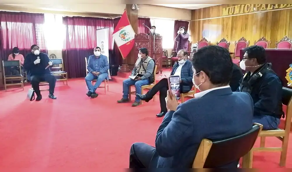 Reunión. A cita acudieron siete burgomaestres de Puno. Reunión. A cita acudieron siete burgomaestres de Puno.