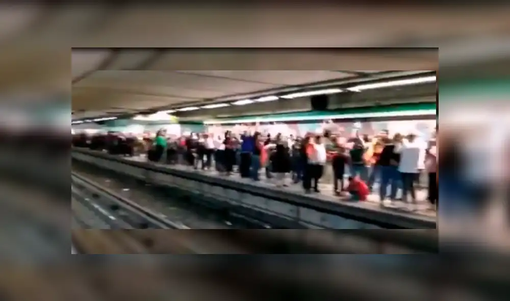 Usuarios del servicio de transporte se aburrieron de esperar y decidieron hacer una peculiar acción en la estación mientras esperaban la llegada del tren Usuarios del servicio de transporte se aburrieron de esperar y decidieron hacer una peculiar acción en la estación mientras esperaban la llegada del tren