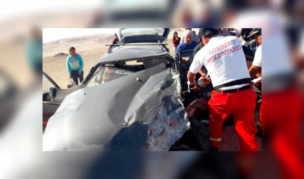 Bomberos de Tacna llegaron hasta lugar del accidente para auxiliar a heridos. Bomberos de Tacna llegaron hasta lugar del accidente para auxiliar a heridos.