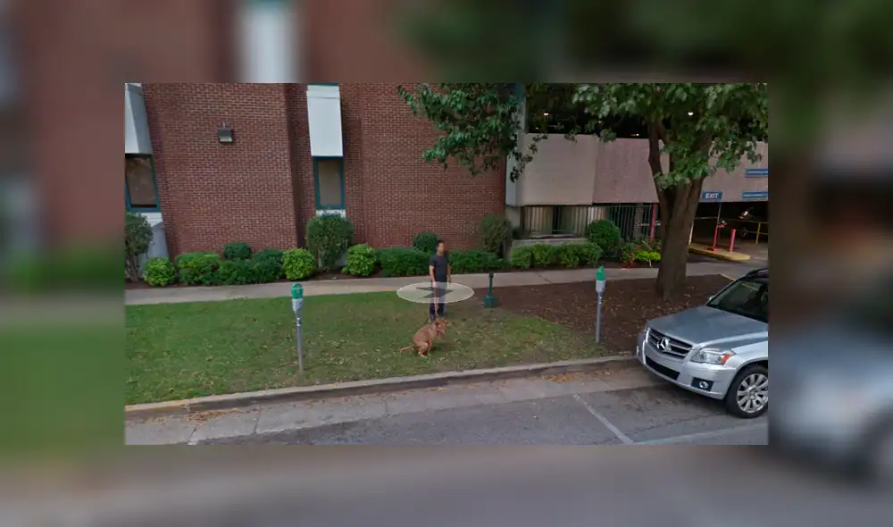 Google Maps: capta a hombre en curiosa escena con su perro cuando recorre calle de EE.UU [FOTOS]