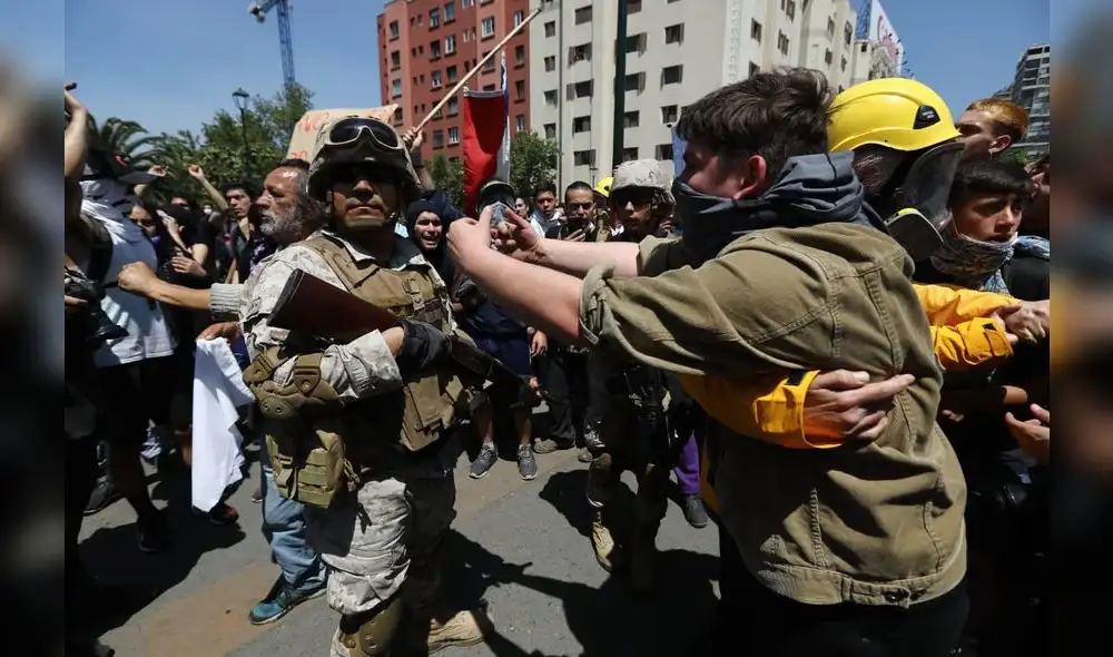 Las fotos que reflejan un Chile en crisis y colapsado por la violencia. Fotos: Jorge Cerdán Las fotos que reflejan un Chile en crisis y colapsado por la violencia. Fotos: Jorge Cerdán