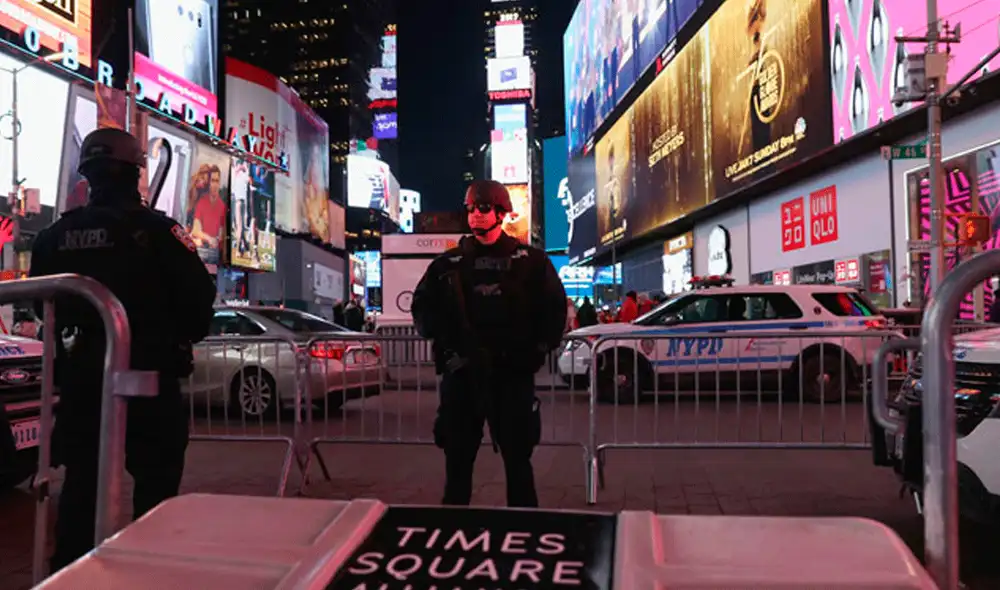 Los policías se encuentran estables, de acuerdo al comunicado del alcalde de la ciudad. El ataque se detuvo con el disparo de otro oficial. Foto: Emol Los policías se encuentran estables, de acuerdo al comunicado del alcalde de la ciudad. El ataque se detuvo con el disparo de otro oficial. Foto: Emol