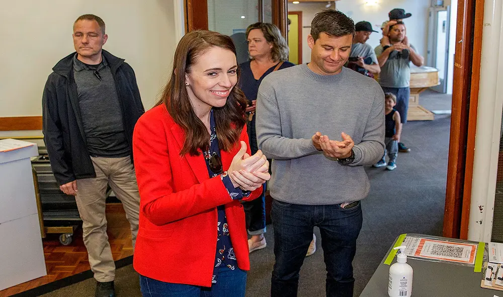 La primera ministra de Nueva Zelanda, Jacinda Ardern, ejerció su derecho al voto recientemente en medio de la pandemia del coronavirus. Foto: EFE