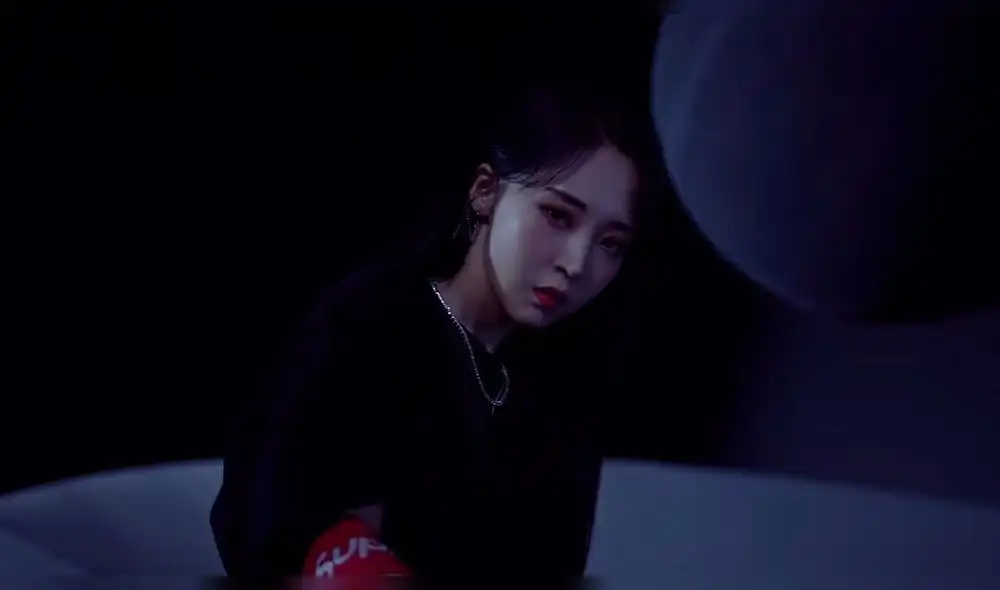 MAMAMOO: El nuevo concepto de Moonbyul para "Dark Side of the Moon" MAMAMOO: El nuevo concepto de Moonbyul para "Dark Side of the Moon"