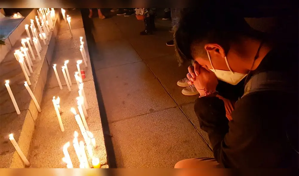 Jóvenes prendieron velas en el Paseo Cívico de Tacna. Foto: Liz Ferrer Jóvenes prendieron velas en el Paseo Cívico de Tacna. Foto: Liz Ferrer