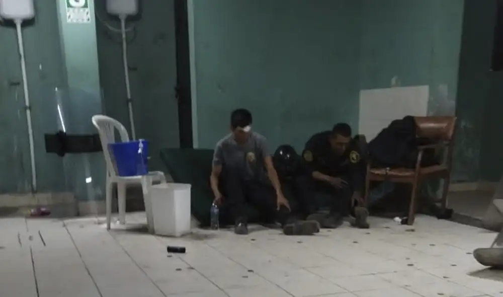 Policías quedaron heridos por causa de enfrentamientos con manifestantes. Foto: Twitter/Hugo Rodríguez Policías quedaron heridos por causa de enfrentamientos con manifestantes. Foto: Twitter/Hugo Rodríguez