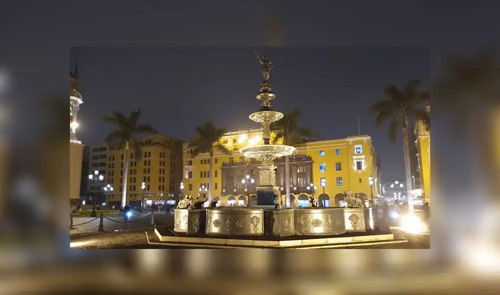 La pileta de Plaza de Armas de noche. La pileta de Plaza de Armas de noche.