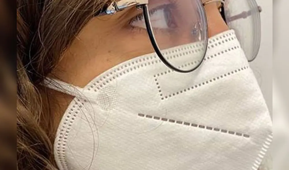 A market trader shows different currency notes in Caracas on March 10, 2019, during the third day of a massive power outage which has left Venezuelans without communications, electricity and water. - The unprecedented power outage already left 15 patients dead and threatens to extend indefinitely, increasing distress for the severe political and economic crisis hitting the oil-rich South American nation. (Photo by Cristian Hernandez / AFP)