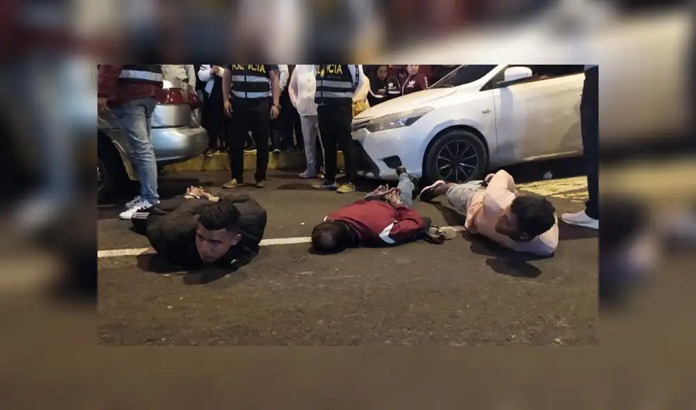 Delincuentes circulaban cerca al centro financiero de Fiori con actitud sospechosa y al negarse a identificarse, la PNP procedió a intervenirlos (Foto: Christian Moreno / Grupo La República) Delincuentes circulaban cerca al centro financiero de Fiori con actitud sospechosa y al negarse a identificarse, la PNP procedió a intervenirlos (Foto: Christian Moreno / Grupo La República)