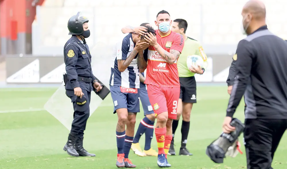 Sin consuelo. Neumann de Sport Huancayo consolando a Beltrán, quien luchó en el campo. Foto: FPF