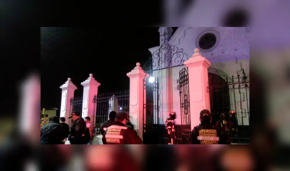 Sujetos queman puerta de iglesia en Arequipa [FOTOS]