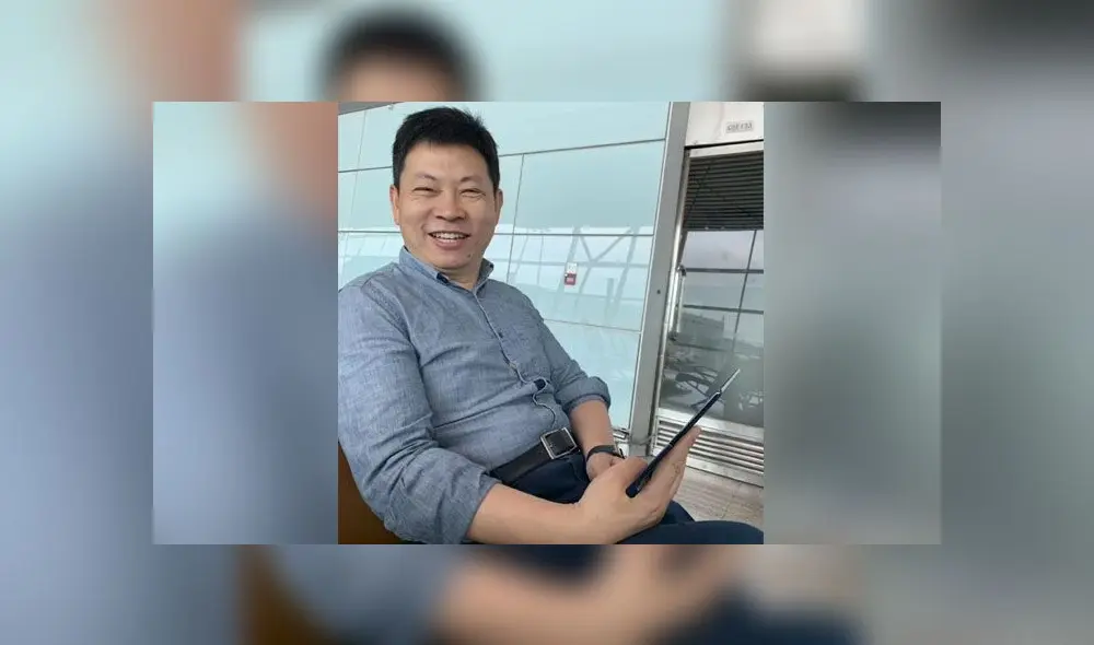 Un ejecutivo de Huawei fue captado probando el móvil plegable Mate X.