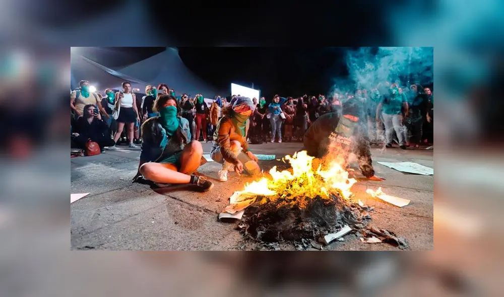 Feministas queman libros en México Feministas queman libros en México