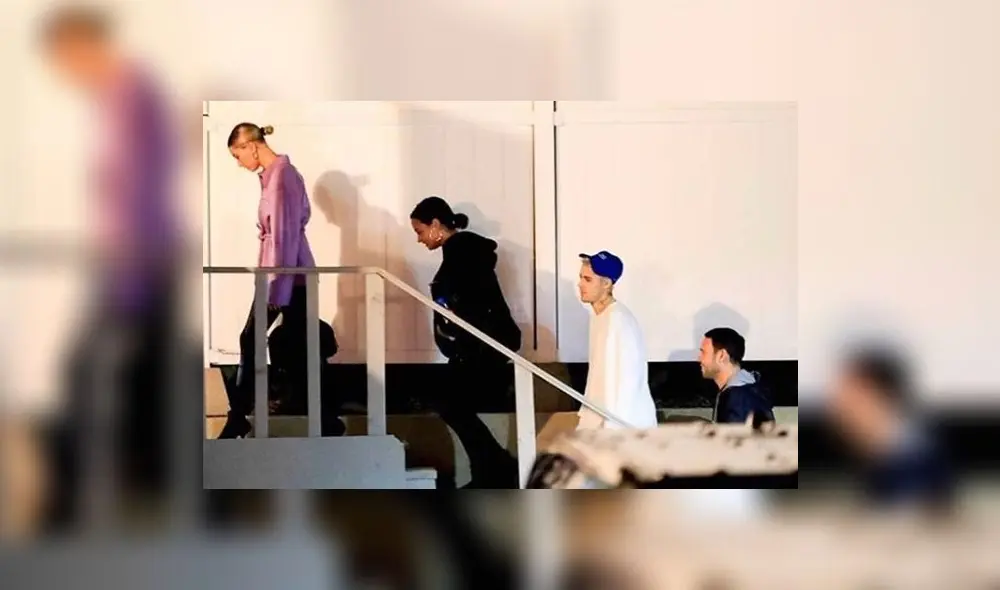 Hailey Bieber, Demi Lovato, Justin Bieber y Scooter Braun subiendo las escaleras de la iglesia