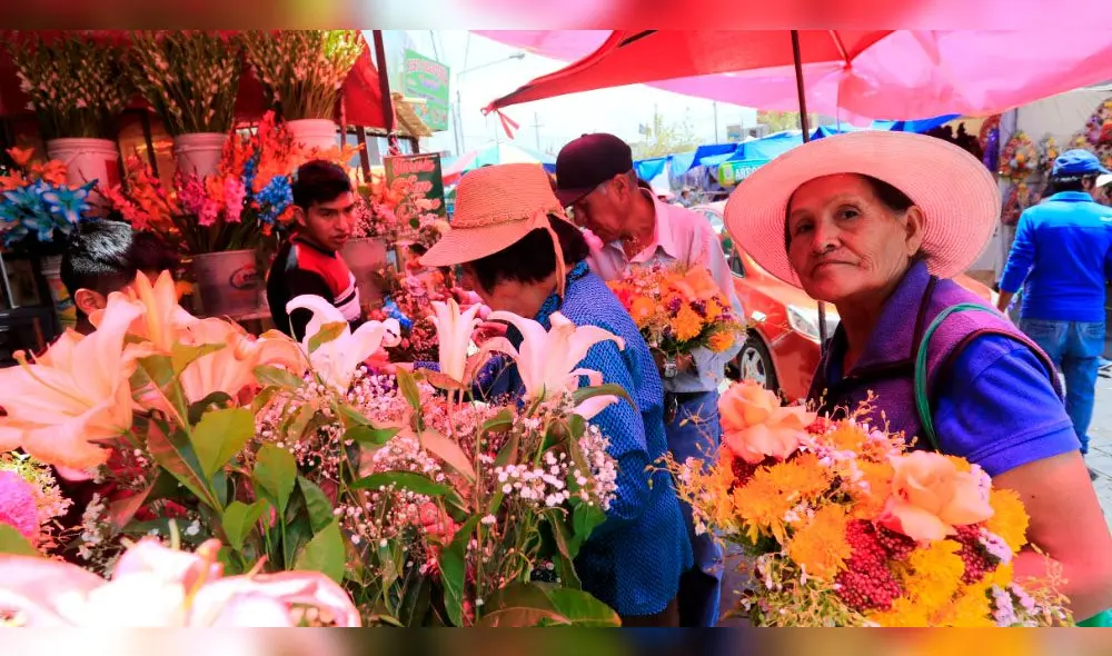 Música y oración en el Día de Todos los Santos en Arequipa. Fotógrafo: Oswald Charca. Música y oración en el Día de Todos los Santos en Arequipa. Fotógrafo: Oswald Charca.
