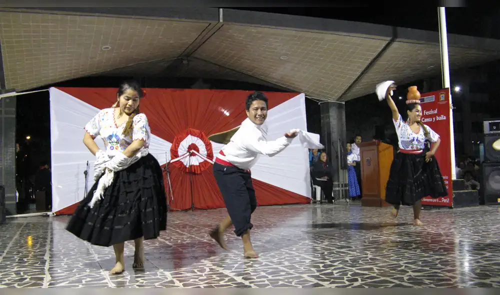 Desarrollan actividades de arte y tradición en parque principal de Chiclayo Desarrollan actividades de arte y tradición en parque principal de Chiclayo