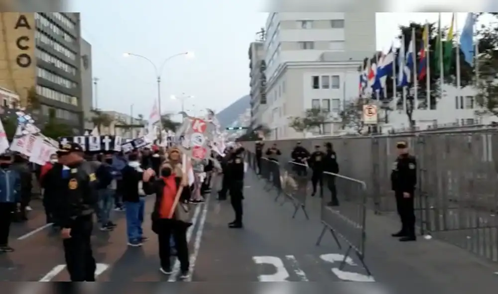 Manifestantes en exteriores del Congreso Manifestantes en exteriores del Congreso