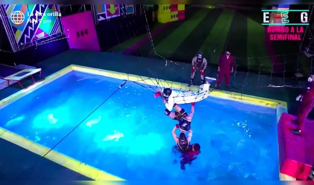 Tras permanecer varios segundos en medio del circuito, la figura de América TV pudo liberarse gracias a la ayuda de sus compañeros. | Foto: Captura América TV