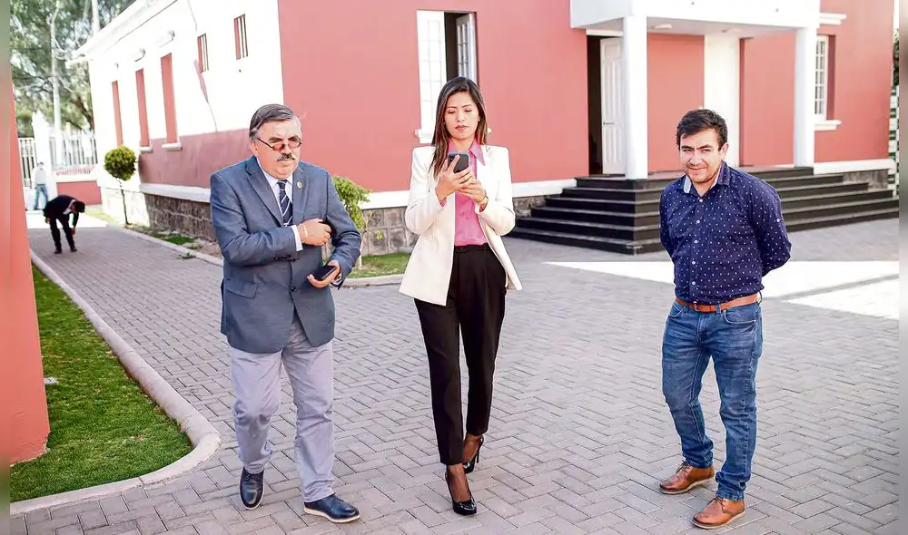 partidos. Alex Paredes rechaza vacancia contra Castillo. Mientras que Dianza Gonzales la apoya.