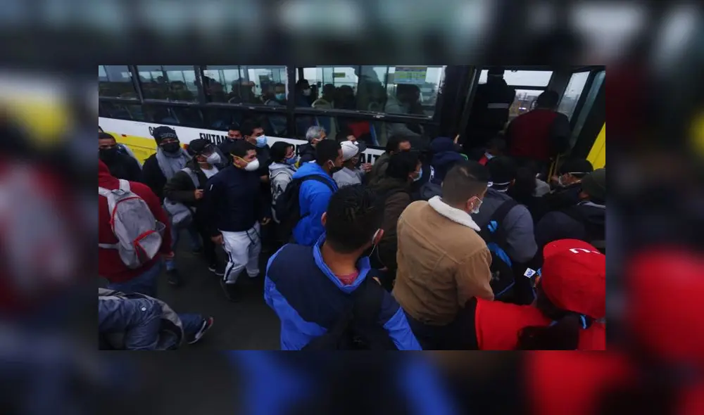 Aglomeraciones al entrar al bus en Puente Nuevo. Créditos: Flavio Matos. Aglomeraciones al entrar al bus en Puente Nuevo. Créditos: Flavio Matos.