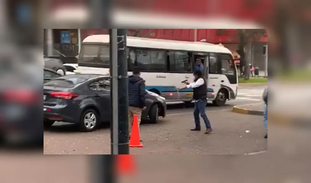 Un testigo grabó el instante en el que una persona de civil dispara contra el auto donde iban los presuntos delincuentes. (Foto: Captura de video / WhatsApp RTV) Un testigo grabó el instante en el que una persona de civil dispara contra el auto donde iban los presuntos delincuentes. (Foto: Captura de video / WhatsApp RTV)