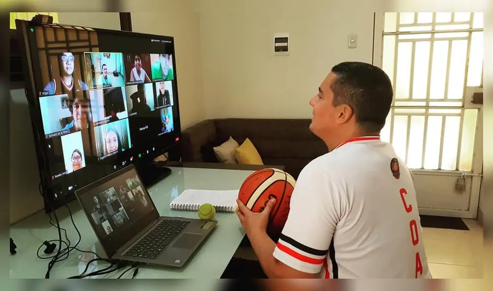 Javier Ferreyros ha encontrado en las clases virtuales una alternativa para seguir enseñando básquet. Foto: Facebook Javier Ferreyros Javier Ferreyros ha encontrado en las clases virtuales una alternativa para seguir enseñando básquet. Foto: Facebook Javier Ferreyros