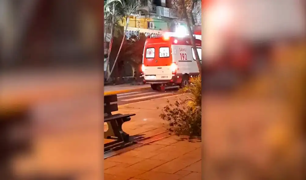 Desliza las imágenes para ver el momento exacto en que el perro sube a la ambulancia para seguir a su dueño hasta el hospital. Foto: captura de YouTube Desliza las imágenes para ver el momento exacto en que el perro sube a la ambulancia para seguir a su dueño hasta el hospital. Foto: captura de YouTube