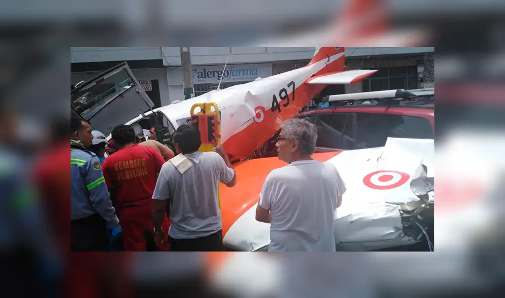 Avioneta de la FAP aterriza de emergencia en av. Surco: Hay dos heridos [VIDEO]