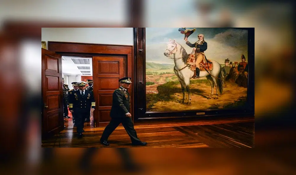 Venezuelan Defense Minister Vladimir Padrino Lopez (R) arrives to delivers a press conference in Caracas, along with members of the top military leadership "in support of the constitutional president", Nicolas Maduro on January 24, 2019. - Venezuelan leader Nicolas Maduro prepared to rally his military supporters Thursday as the US and key allies backed a challenge from his leading rival who declared himself "acting president." Padrino Lopez accused opposition leader Juan Guaido of launching a "coup d'etat" by proclaiming himself acting president and said the military would show "backing for the sovereignty" of Venezuela. (Photo by LUIS ROBAYO / AFP)